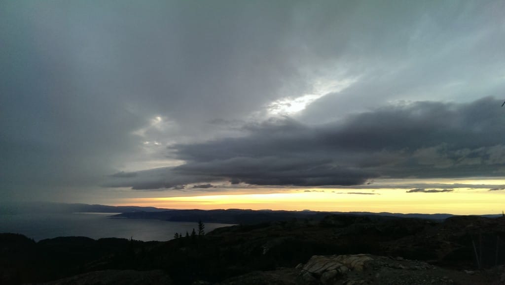 Sonnenuntergang vs. Wolken über dem Trondheimfjord
