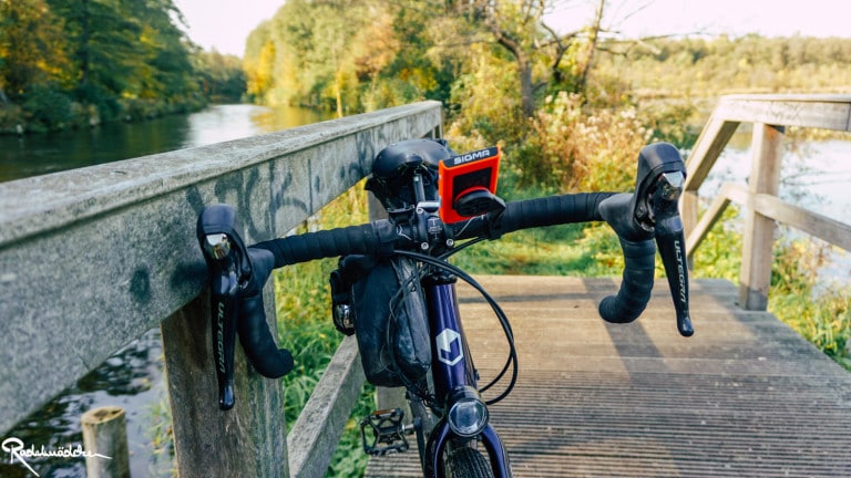 Gravel bike auf Brücke in Natur