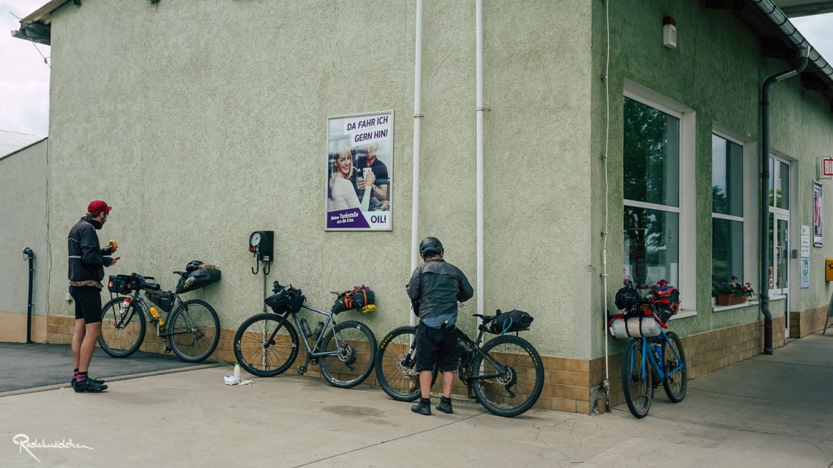 Fahrräder an Tankstelle