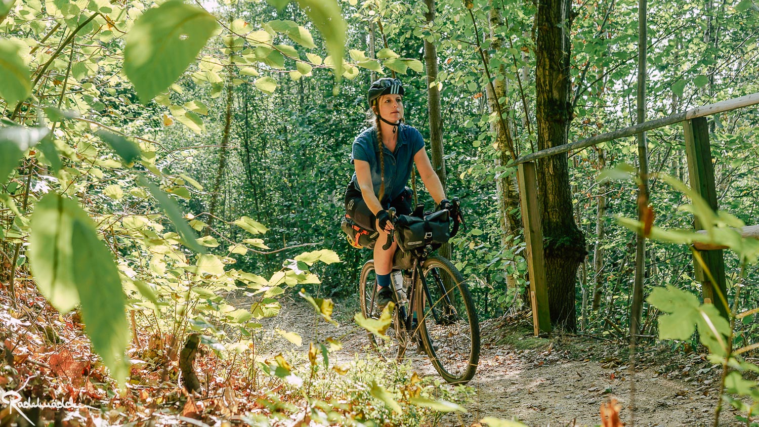 Radfahrerin im Wald