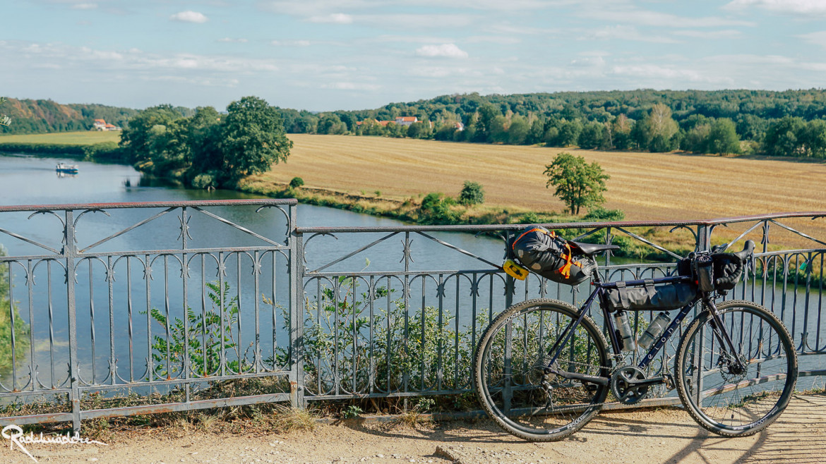 Blick auf den Fluss Mulde mit Fahrrad