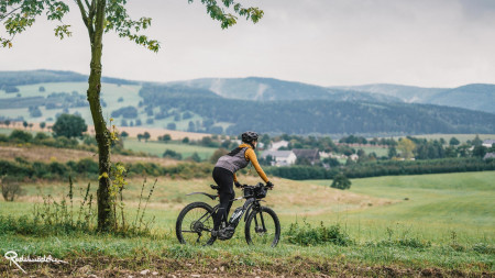 Frau auf dem Fahrrad in der Natur