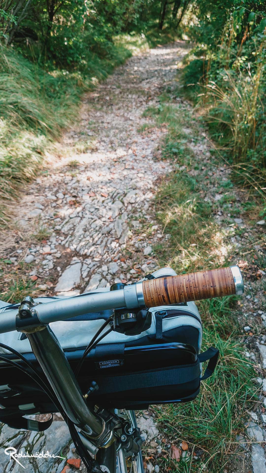 Faltradlenker und steiniger Weg
