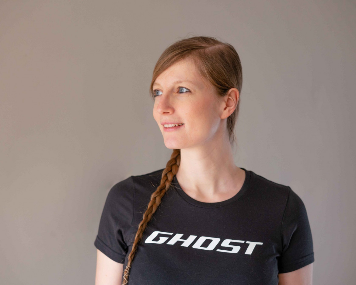 portrait Juliane mit schwarzem Ghost Shirt