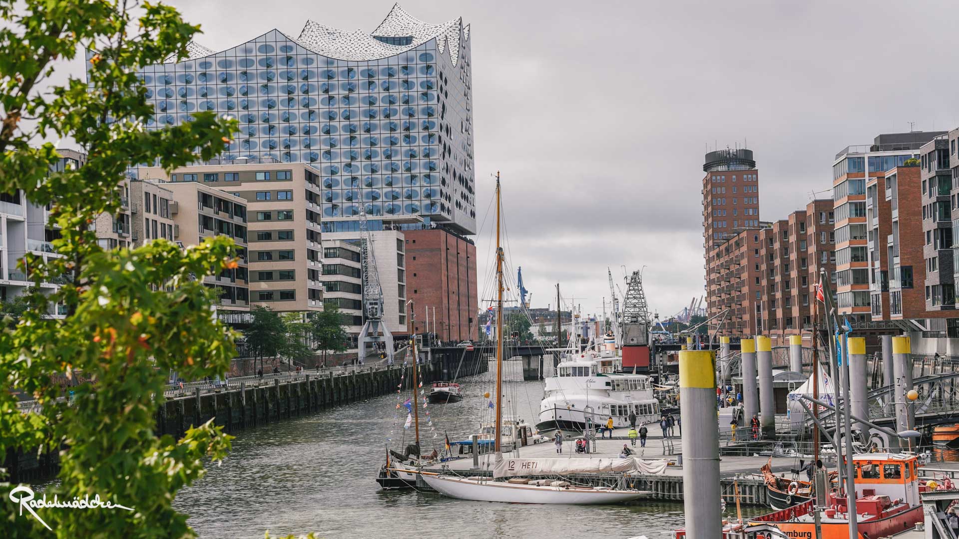 Hamburg Hafen mit Blick auf die Elbphilarmonie
