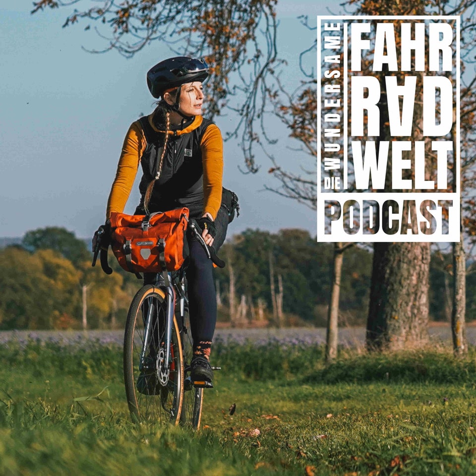 Jule auf dem Gravelbike mit Bikepacking Taschen in der Natur; Die Wundersame Fahrradwelt Podcast Logo in der Ecke des Bildes