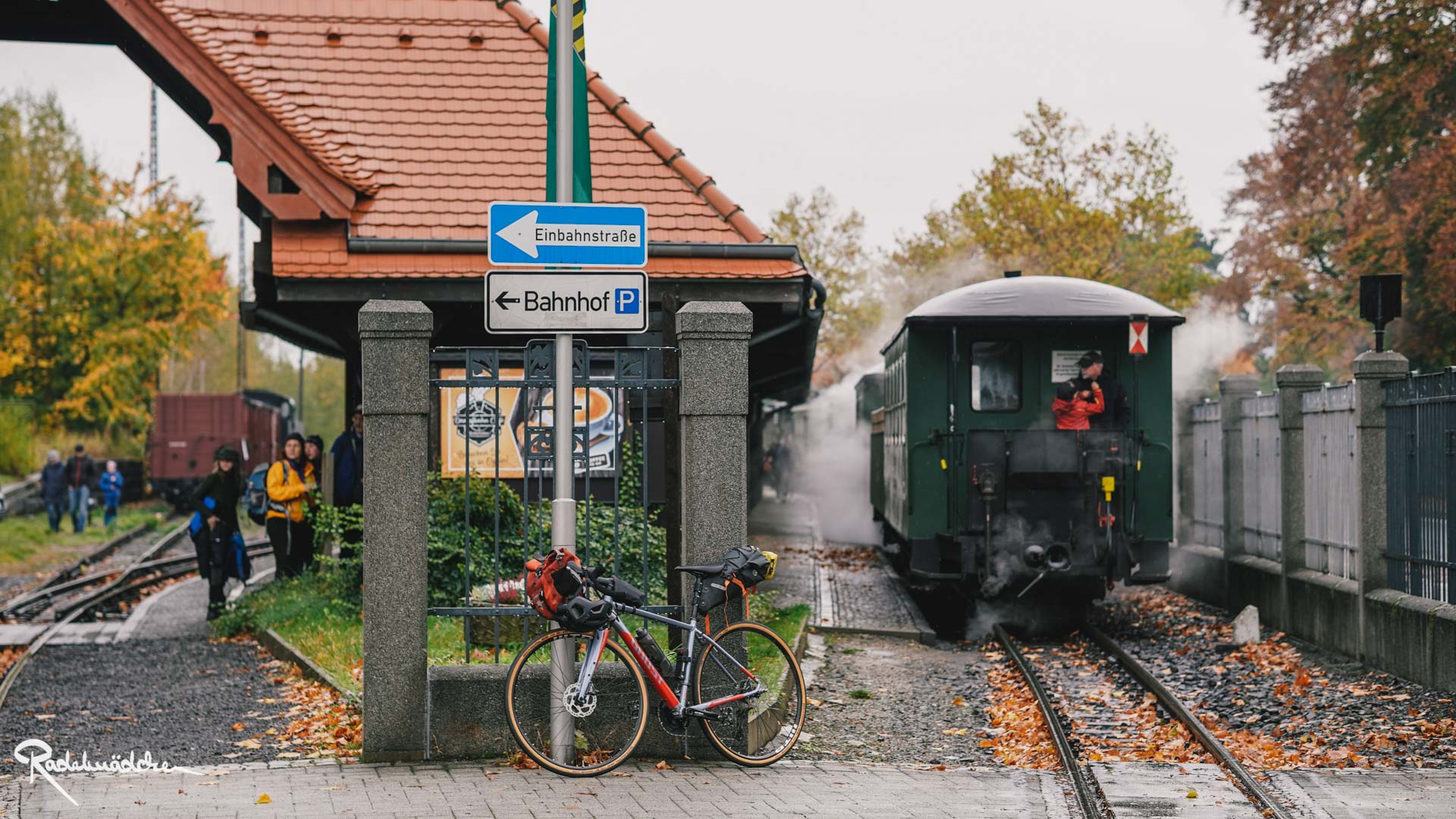 Bahnhof Zittau mit Rad und Schmalspurbahn