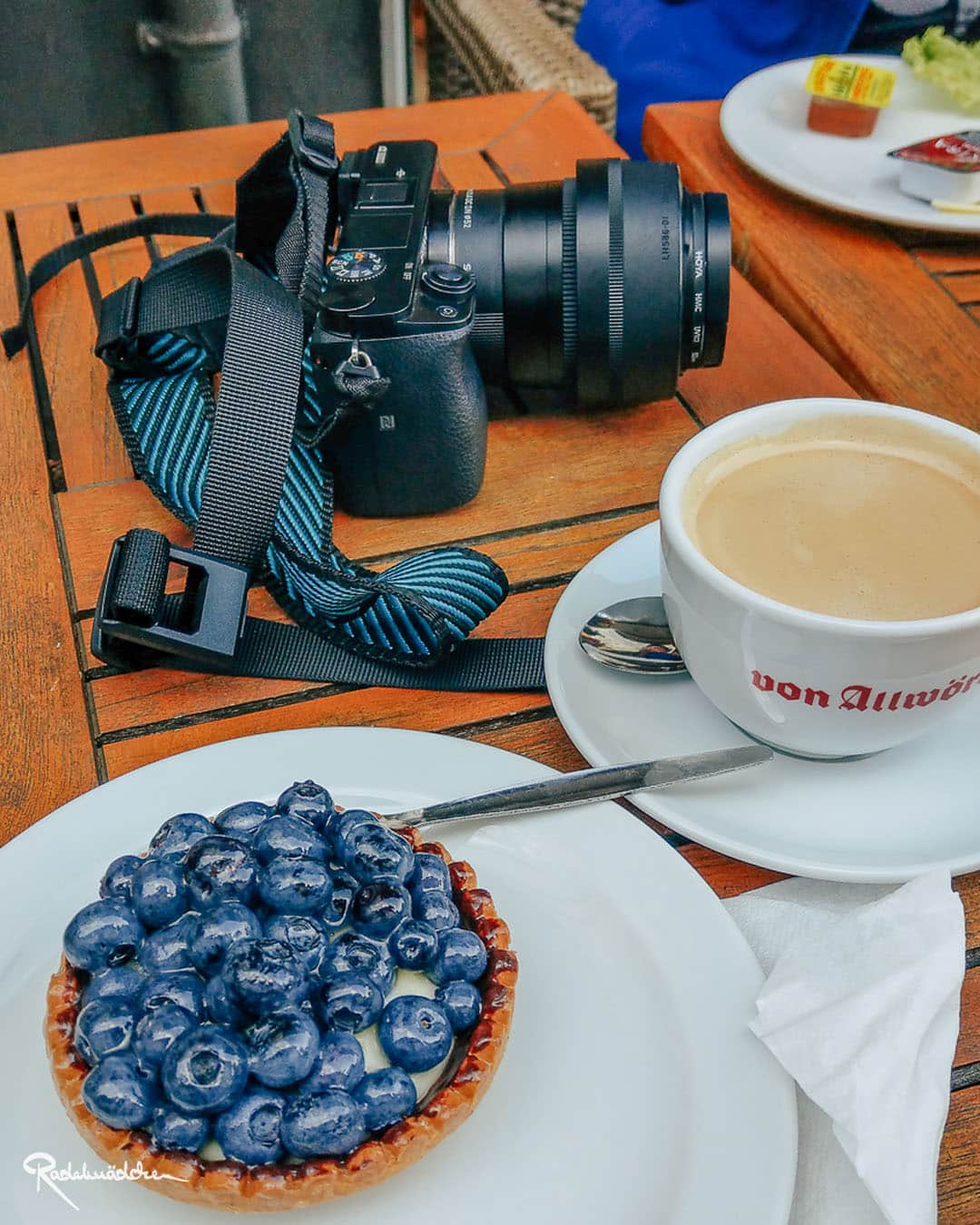 Tisch mit Blaubeertörtchen, Kaffee und Kamera