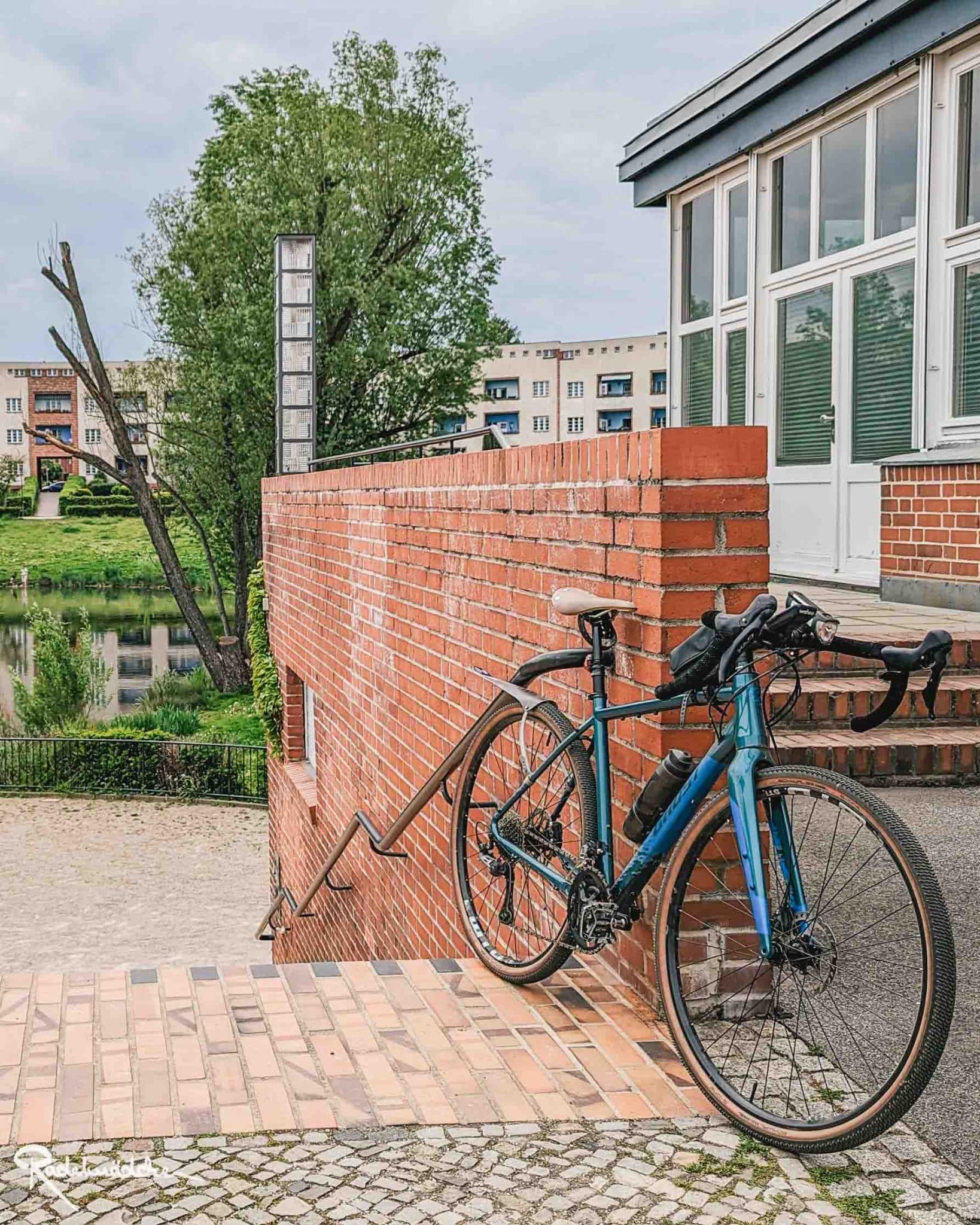 Fahrrad an eine Backsteinmauer gelehnt in der Stadt