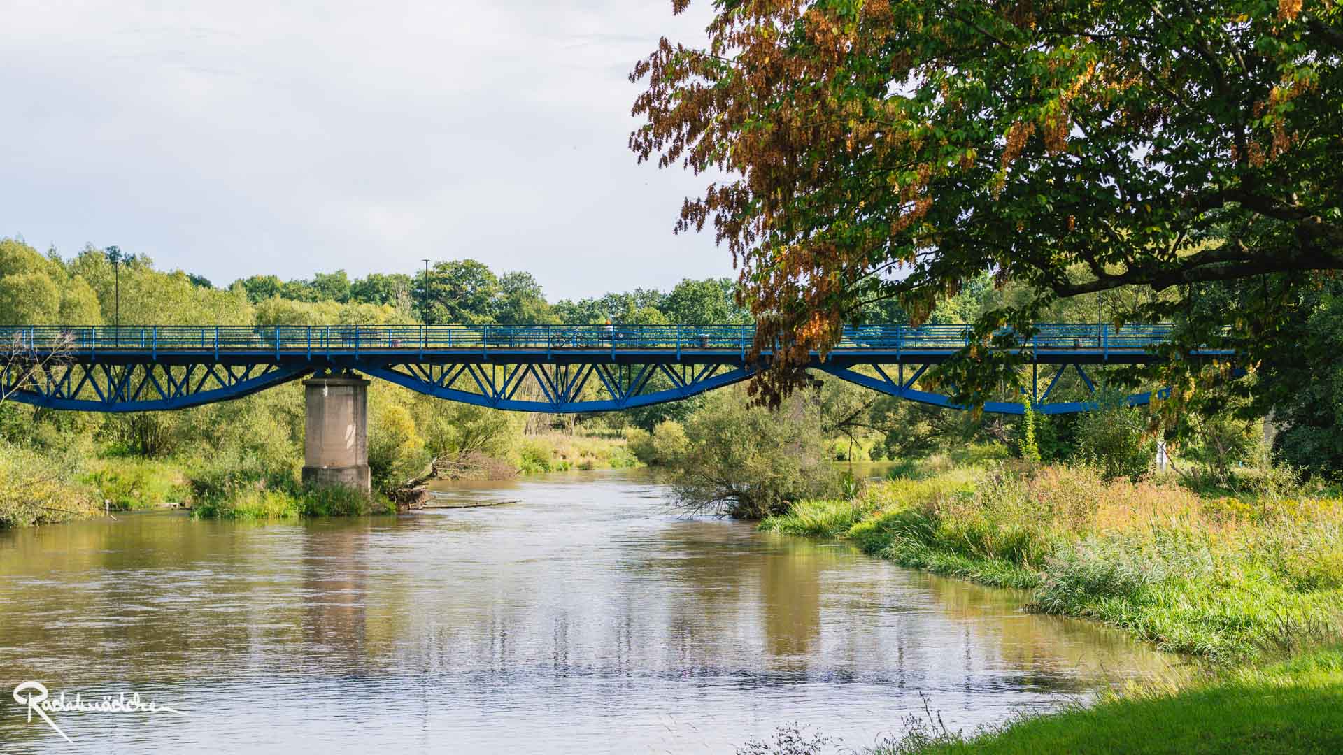 Blaue Brücke über Fluss Neiße