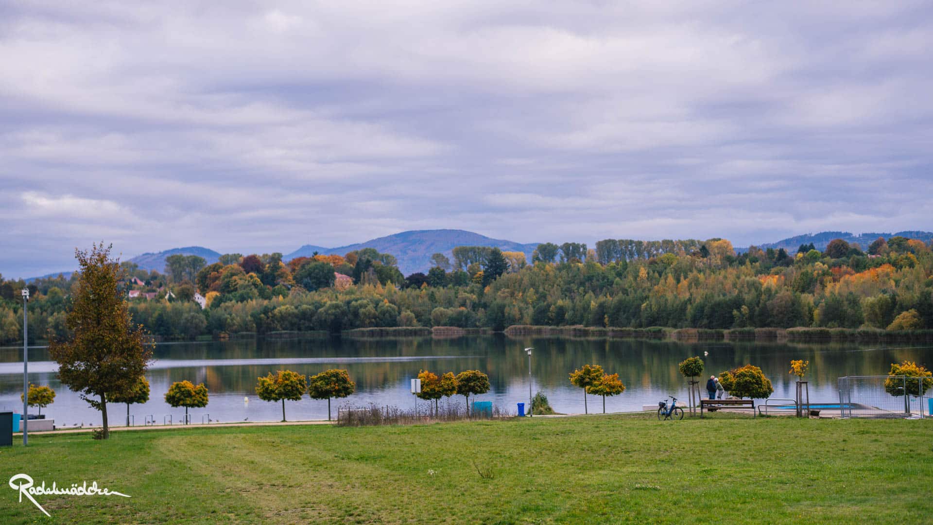 See mit Bergen und Bäumen