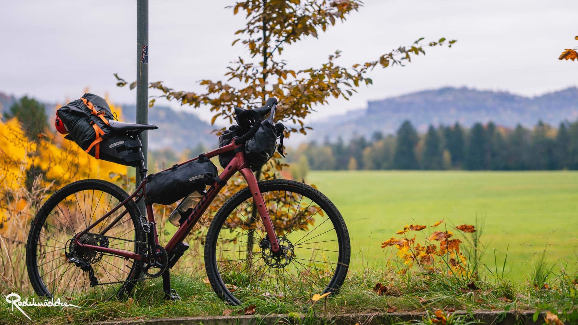 Gravelbike mit Bikepacking Taschen mit Berg im Hintergrund