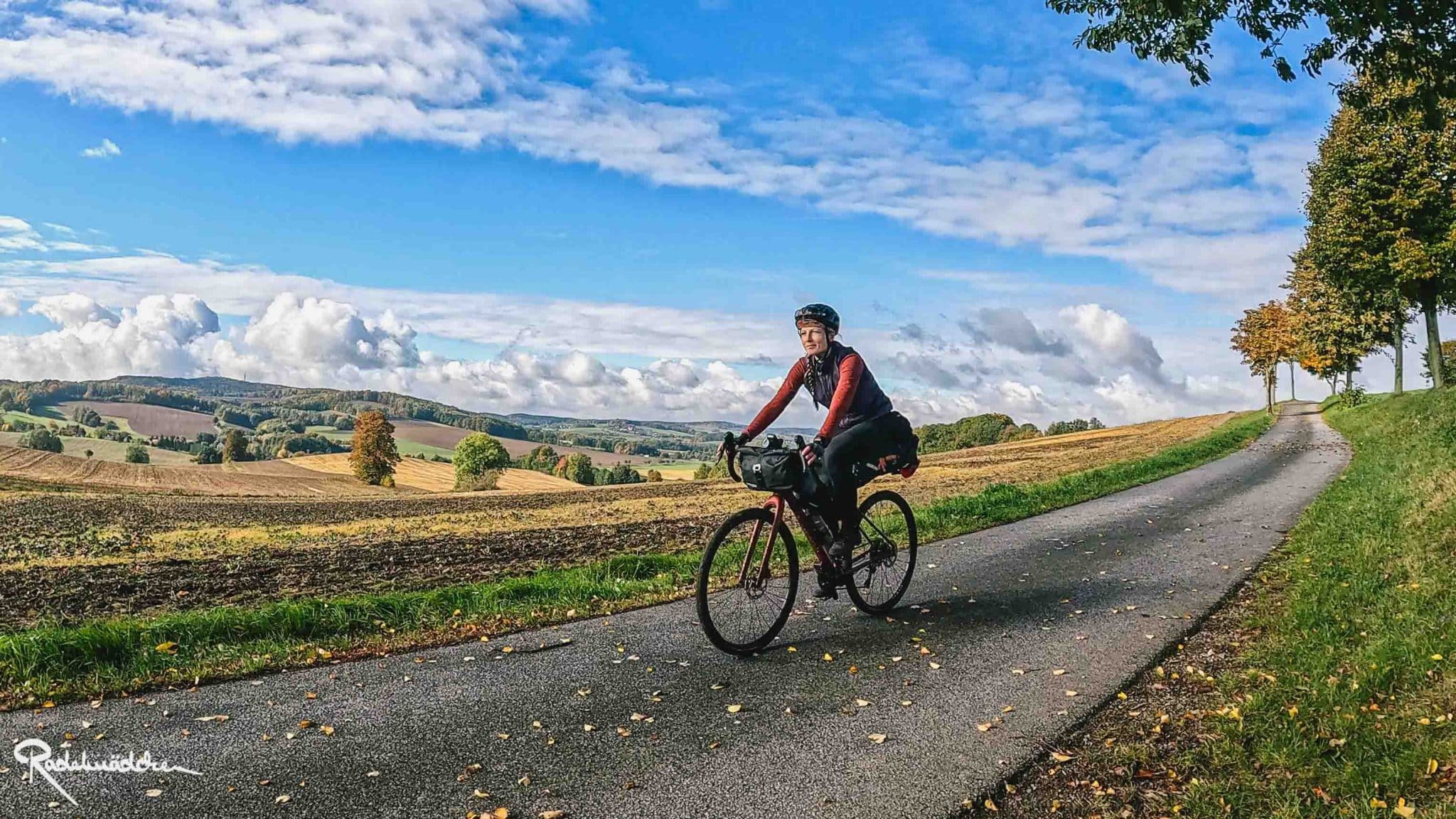 RockHead – Mit dem Gravelbike durch Sächsische Schweiz und Oberlausitz Frau auf Gravelbike Bikepacking