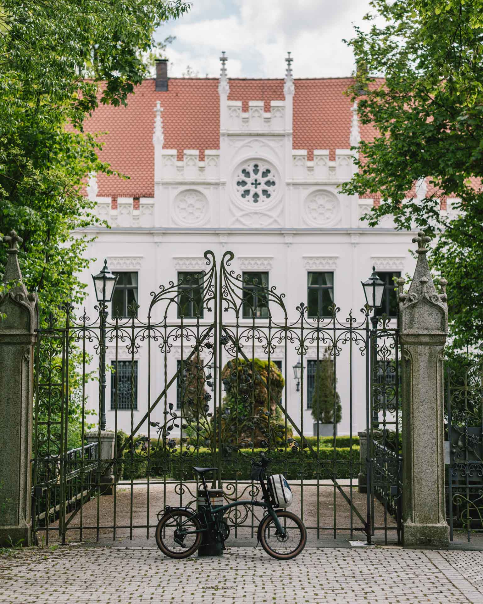 Metalltor vor Schloss