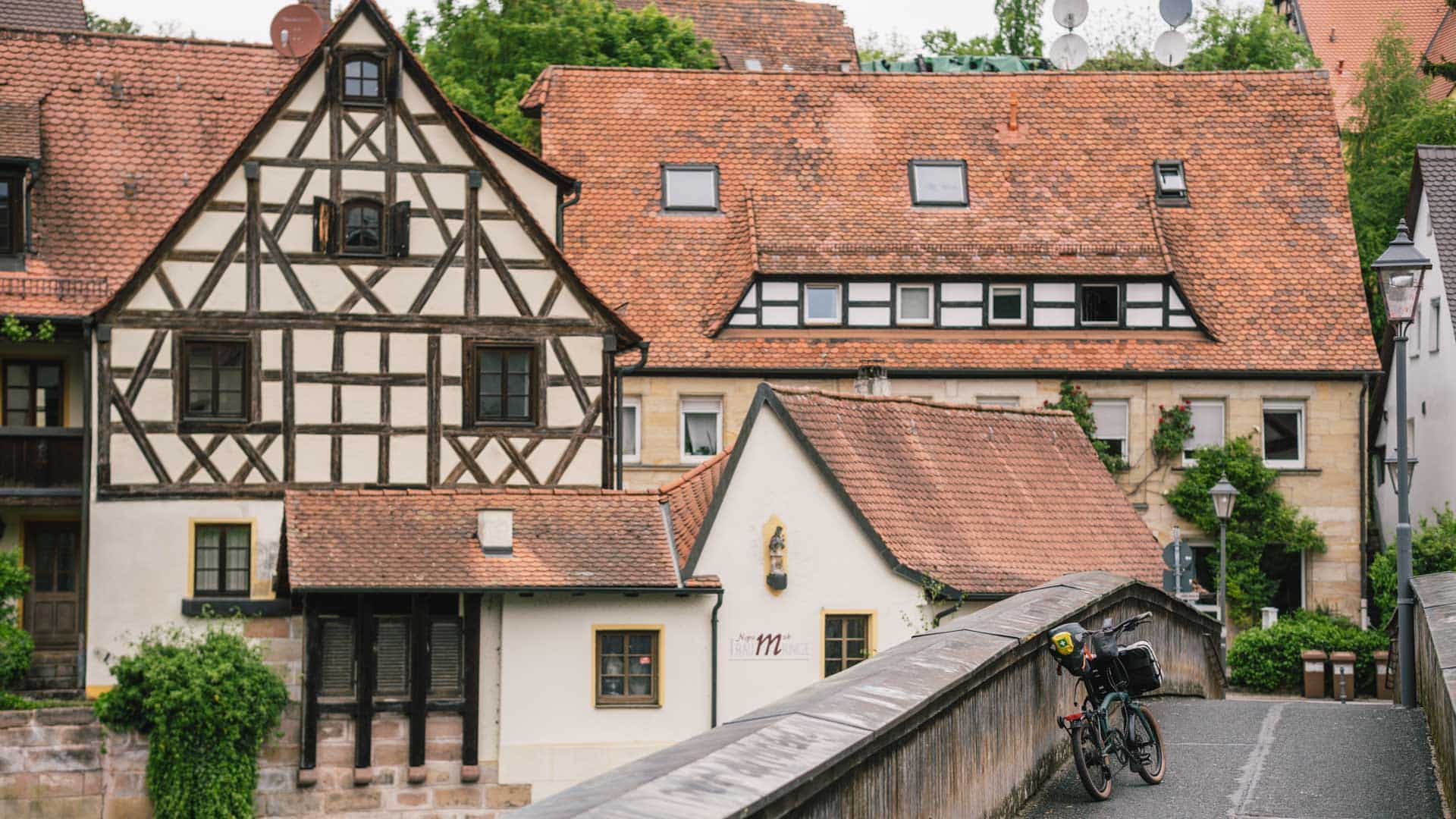 Fachwerkhäuser und Brücke mit Fahrrad