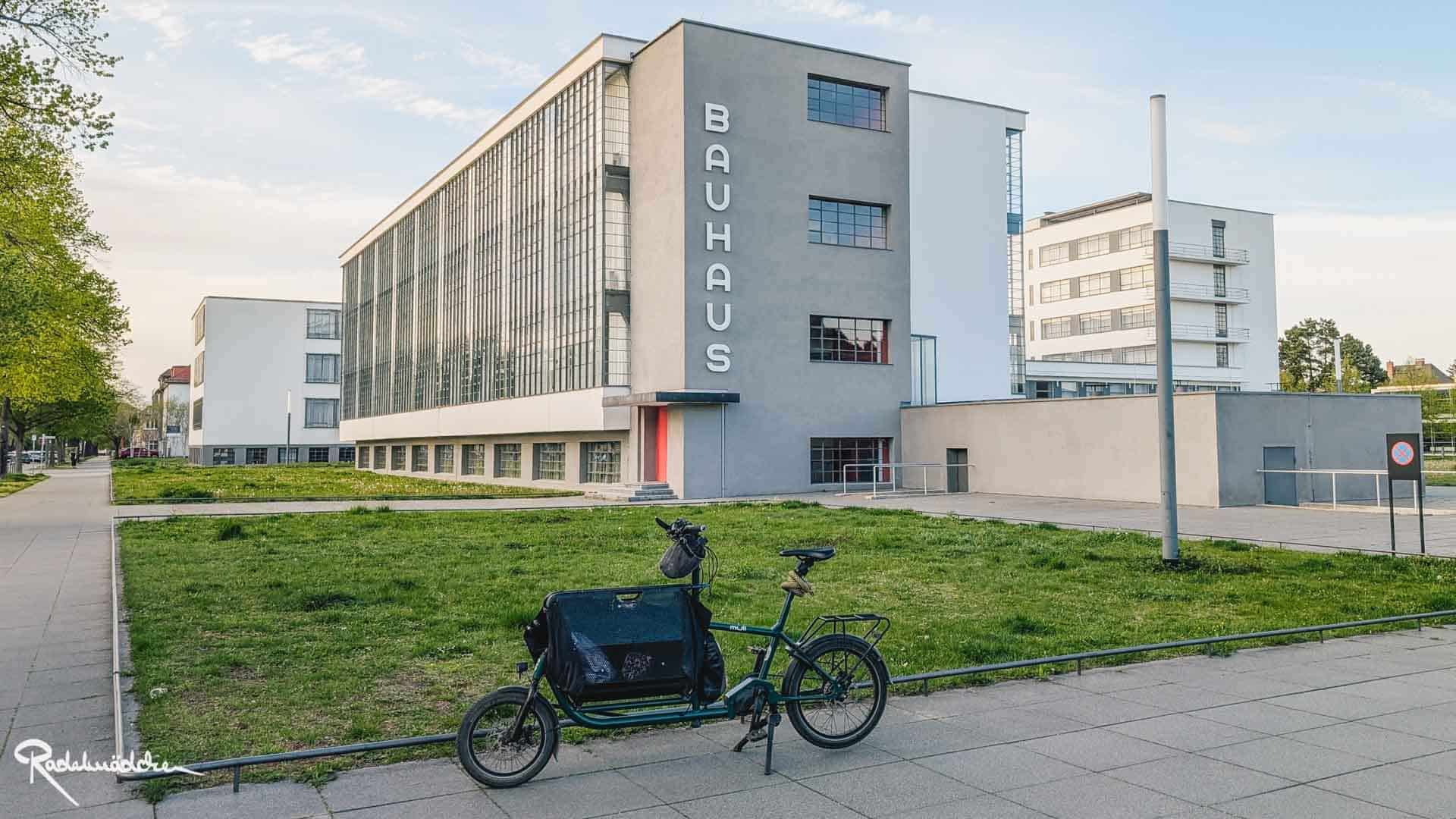 Made in Germany – Radtour: Mit dem muli zu tex-lock nach Leipzig Muli Lastenrad mit Texlock vor Bauhaus Schule