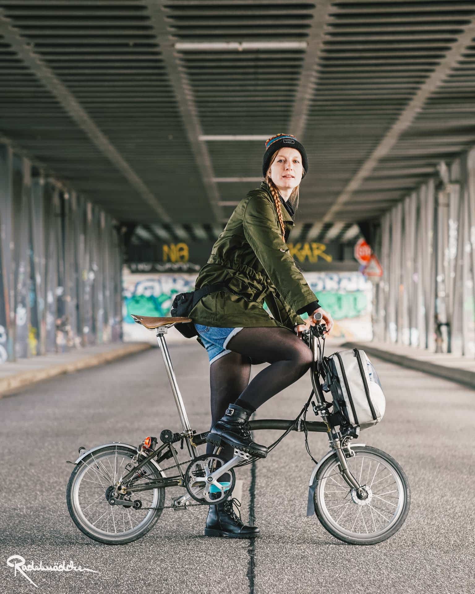 Jule auf Brompton Faltrad