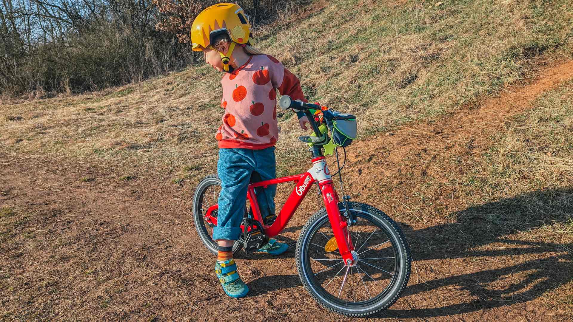 Kind auf Kinderfahrrad