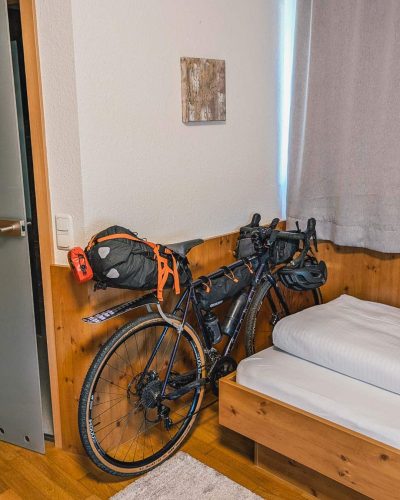DonauTaeler<em>Radweg</em>2024_Radelmaedchen-4 Fahrrad neben Bett im zimmer