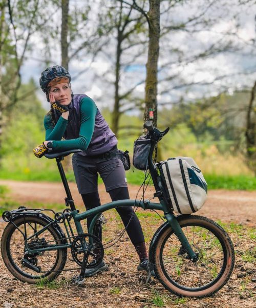 Jule lehnt auf Sattel der Brompton G-Line