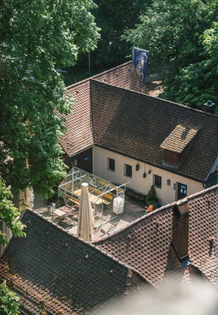 NuernbergerLand<em>2026</em>radelmaedchen-227 Blick auf Gebäude und Biergarten