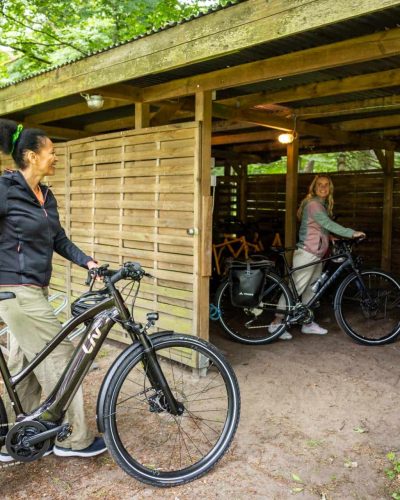 PhilippHerfortPhotography<em>ADFC</em>2024_SMAuflösung-1099 PErson schiebt Fahrrad in Fahrradabstellschupen