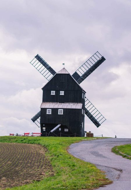 RockHead_Bike-radelmaedchen-181 Windmühle am Berg