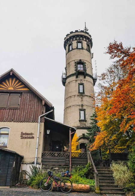 RockHead_Bike-radelmaedchen-304 Turm mit Haus