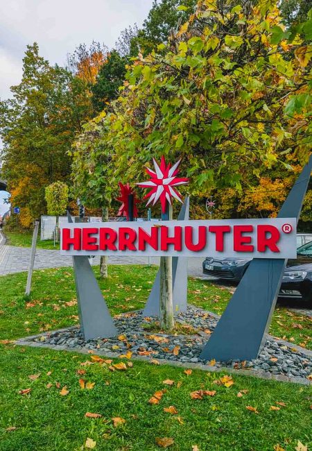 RockHead_Bike-radelmaedchen-347 Schild in Herrnhut