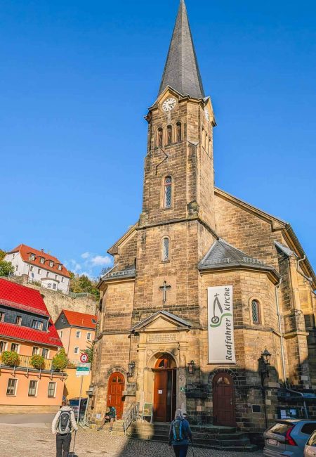 RockHead_Bike-radelmaedchen-473 Kirche in der Stadt